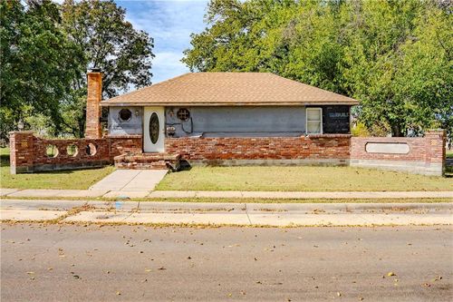 634 N Oak St, Iola, KS, 66749-2445 | Card Image
