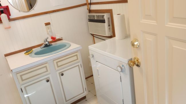 Common Area Bathroom. | Image 16