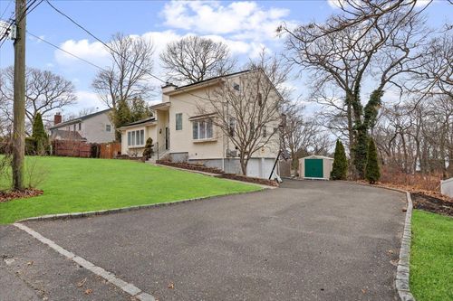 9 Queen Dr, Sound Beach, NY, 11789-1424 | Card Image