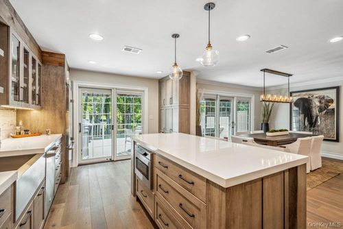 10 Pond View Ct, Jericho, NY, 11753-1127 | Card Image