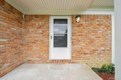 833 Queens Way, Canton, MI, 48188-1154 | Card Image