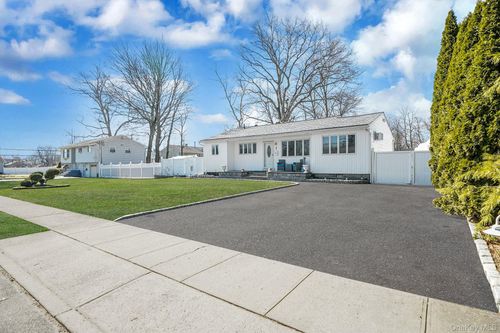 8 Sunset Ave, Wheatley Heights, NY, 11798-1409 | Card Image