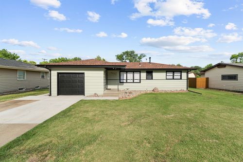 2037 Roach St, Salina, KS, 67401-6727 | Card Image