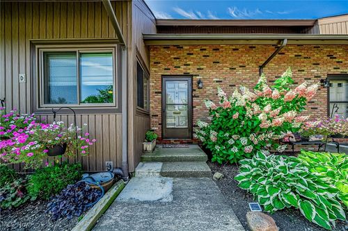 12d-1090 Fleetwood Dr, Sagamore Hills, OH, 44067-2219 | Card Image