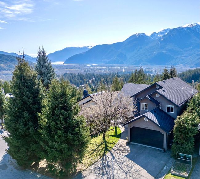 1007 Tobermory Way, House other with 4 bedrooms, 3 bathrooms and 5 parking in Squamish BC | Image 39