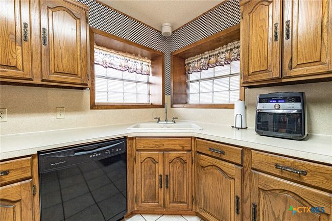 911 S Peck St, House other with 3 bedrooms, 2 bathrooms and null parking in Shiner TX | Image 8