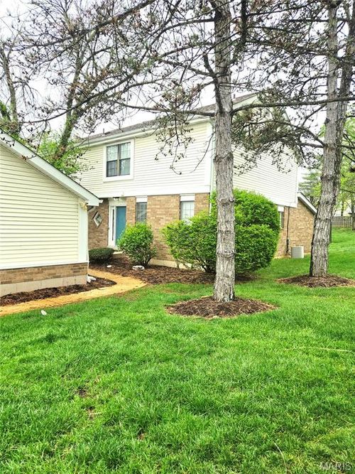 2049 Kentmore Ln, Chesterfield, MO, 63017-8111 | Card Image
