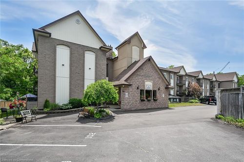 207-20 John St, Grimsby, ON, L3M1X5 | Card Image