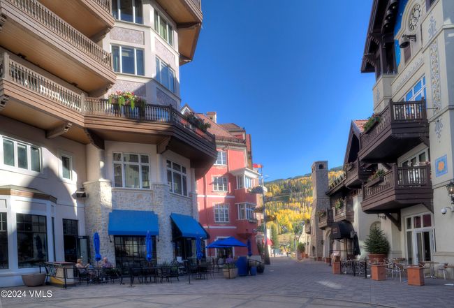 At the base of the Arrabelle, vibrant shops, dining, and activities await. Whether it’s coffee before the lift or dinner after a powder day, the village vibe is just outside your front door. | Image 22