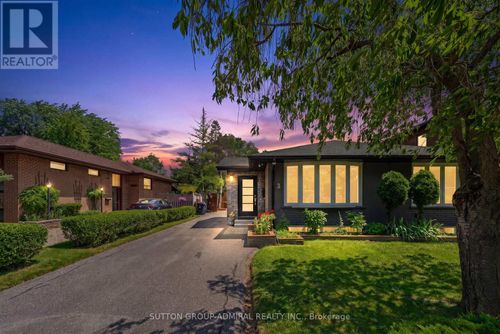 3 Hartland Rd, Etobicoke, ON, M9C4S9 | Card Image