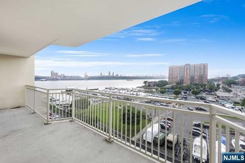 1055 River Rd, Edgewater, NJ, 07020-1364 | Card Image