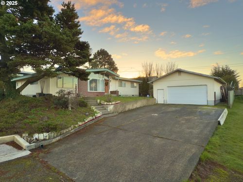 1900 Grant St, North Bend, OR, 97459-1717 | Card Image