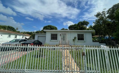 525 Ne 126th St, North Miami, FL, 33161-4744 | Card Image