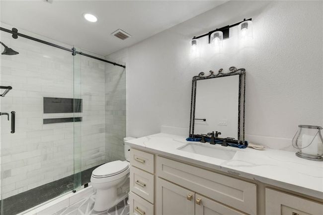 Upstairs Bathroom | Image 29