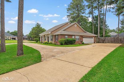 201 Club House Circle, House other with 4 bedrooms, 2 bathrooms and null parking in Benton LA | Image 3