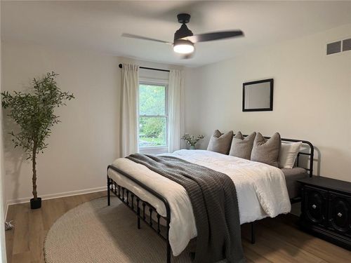 945 Glengera St, Peculiar, MO, 64078-9570 | Card Image