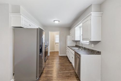 9400 Lakeshore Dr, The Village, OK, 73120-2021 | Card Image