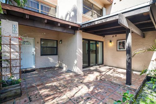 apt-101-495 W Park Dr, Miami, FL, 33172-3994 | Card Image