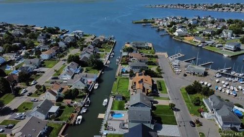 30 Berger Ave, Amityville, NY, 11701-4217 | Card Image
