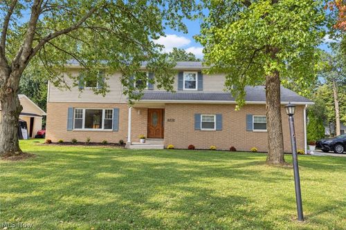 6820 Chadbourne Dr, North Olmsted, OH, 44070-5040 | Card Image