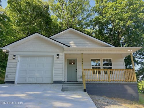 211 Mavis Ln, Maryville, TN, 37804-3061 | Card Image