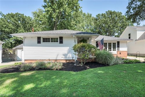 4827 Maple St, Willoughby, OH, 44094-5734 | Card Image