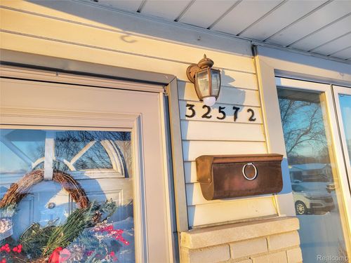 32572 Kathryn St, Garden City, MI, 48135-3218 | Card Image