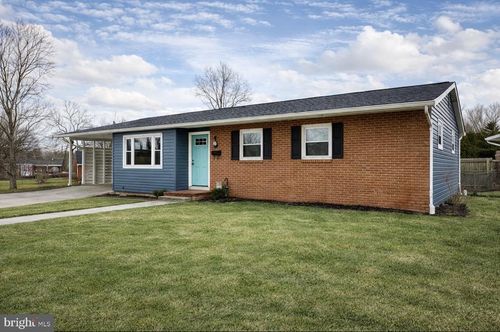 1118 Circle Dr, MARTINSBURG, WV, 25401-1818 | Card Image