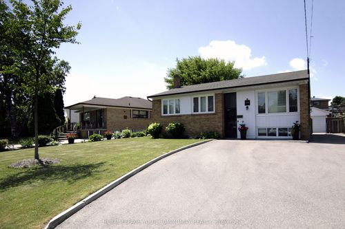 136 Strathburn Blvd, North York, ON, M9M2L1 | Card Image