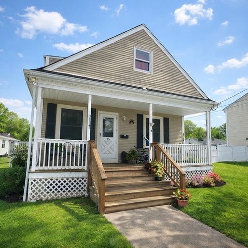 85 Vermont St, Cranston, RI, 02920-6749 | Card Image