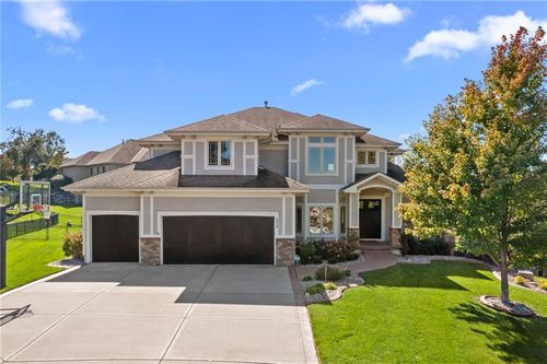 324 Nw Thoreau Cir, Lee's Summit, MO, 64081-2193 | Card Image