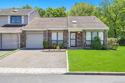 73 S Pond Lane, Smithtown, NY, 11787 | Card Image