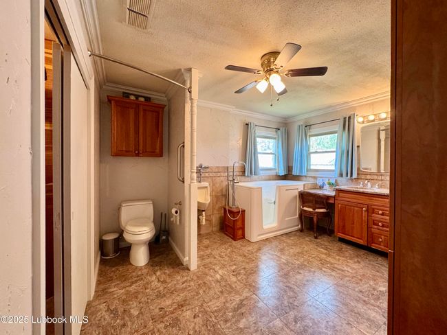 213 E 7 Th St, House other with 3 bedrooms, 3 bathrooms and null parking in Idalou TX | Image 15