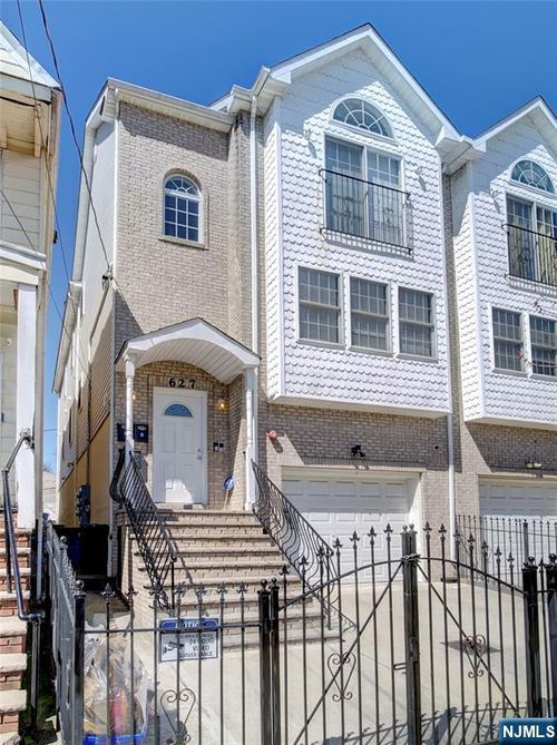 627 Hunterdon St, Newark, NJ, 07108-1943 | Card Image