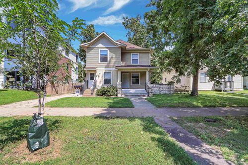 818 Bluemont Ave, Manhattan, KS, 66502-7957 | Card Image