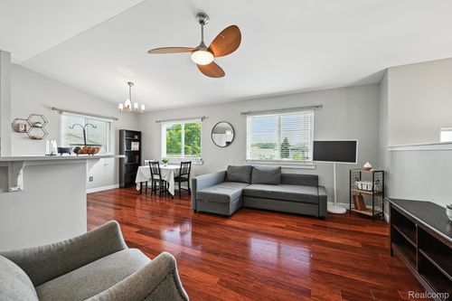 1133 Lakeview Cir, Grand Blanc, MI, 48439-8049 | Card Image