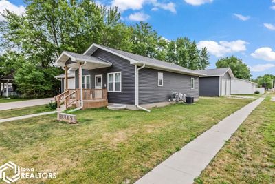 607 W Walnut, Home with 4 bedrooms, 3 bathrooms and 4 parking in Bloomfield IA | Image 2