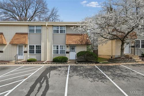 140 Burtonwood Dr, Ballwin, MO, 63011-3039 | Card Image