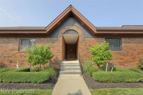 38671 Harrison Creek Ct, Harrison Township, MI, 48045-2057 | Card Image