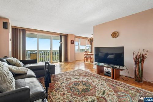 555 North Ave, Fort Lee, NJ, 07024-2404 | Card Image