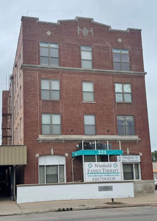 222 E 9th Ave, Winfield, KS, 67156-2818 | Card Image