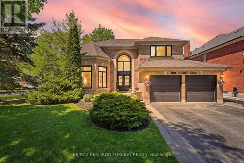 818 Exceller Cir, Newmarket, ON, L3X1P6 | Card Image