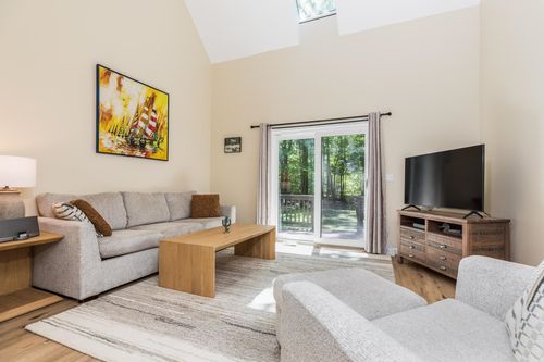 8-8 Montrose Dr, Stratham, NH, 03885-2460 | Card Image