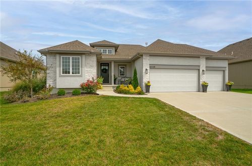 16529 Stagecoach St, Olathe, KS, 66062-7138 | Card Image