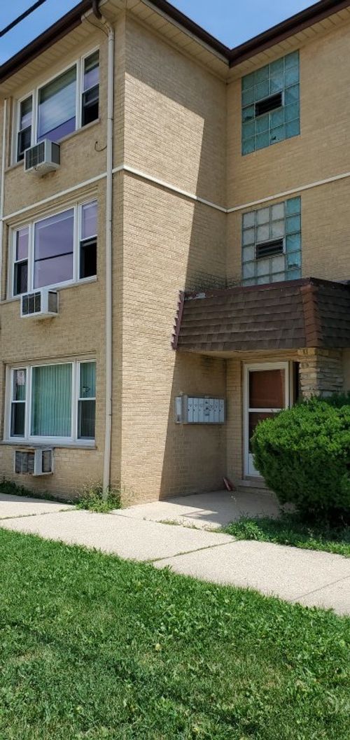 1-nw-8758 W Berwyn Ave, Chicago, IL, 60656-2323 | Card Image