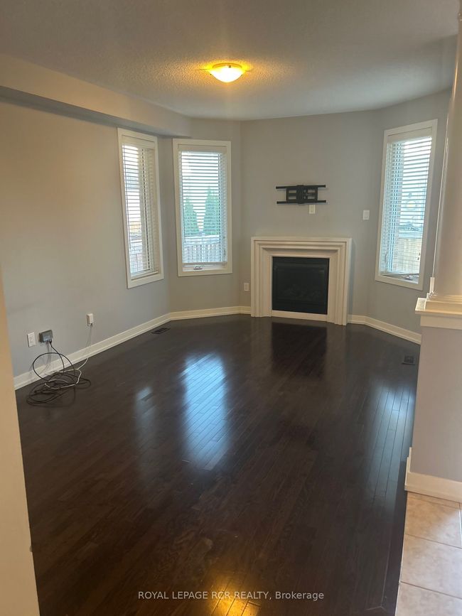 17 Ledger Point Cres, House attached with 3 bedrooms, 3 bathrooms and 2 parking in Brampton ON | Image 6