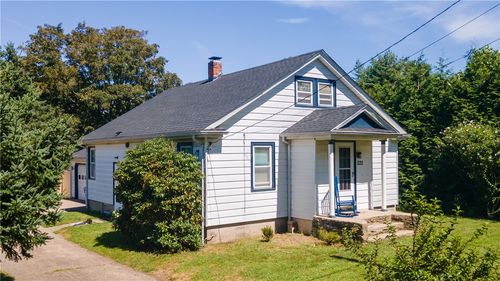 222 Peckham Ave, Middletown, RI, 02842-5732 | Card Image