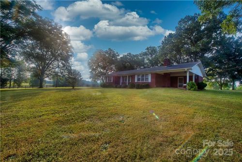 2083 Collinsville Rd, Columbus, NC, 28722-9598 | Card Image