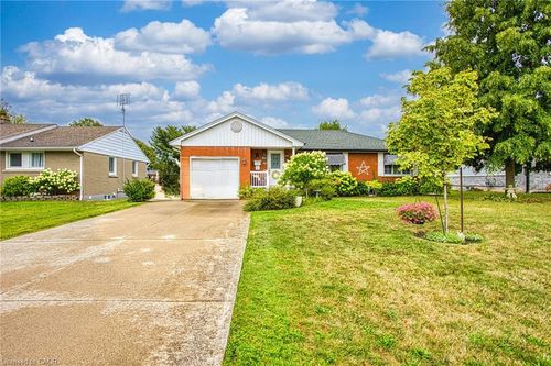 54 Garden Dr, Grimsby, ON, L3M3Y2 | Card Image