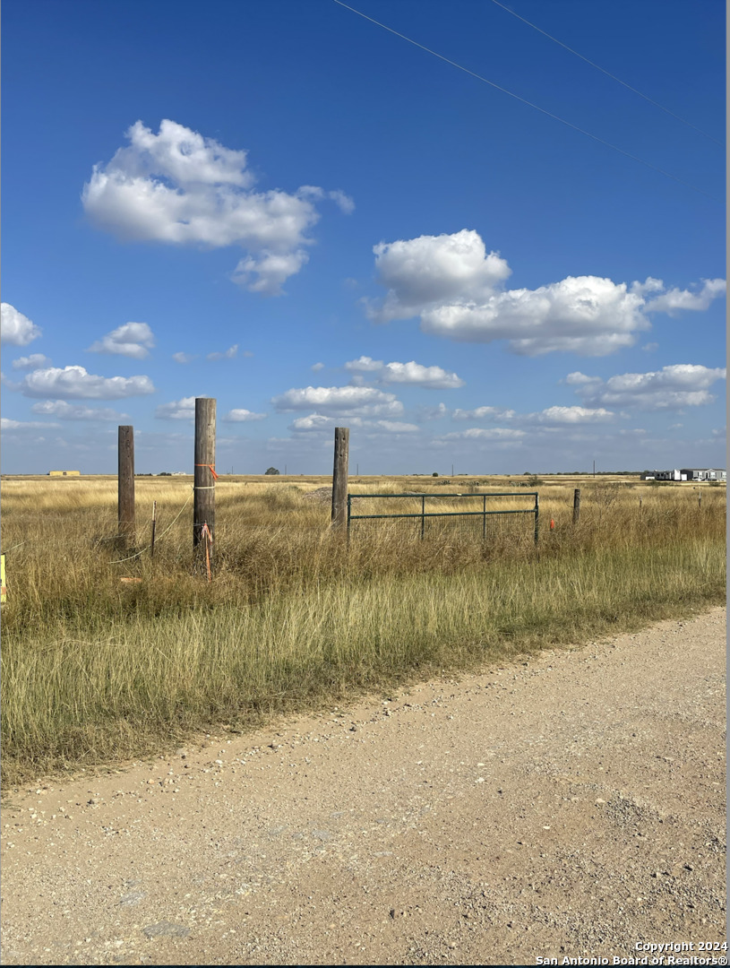 Land in Floresville